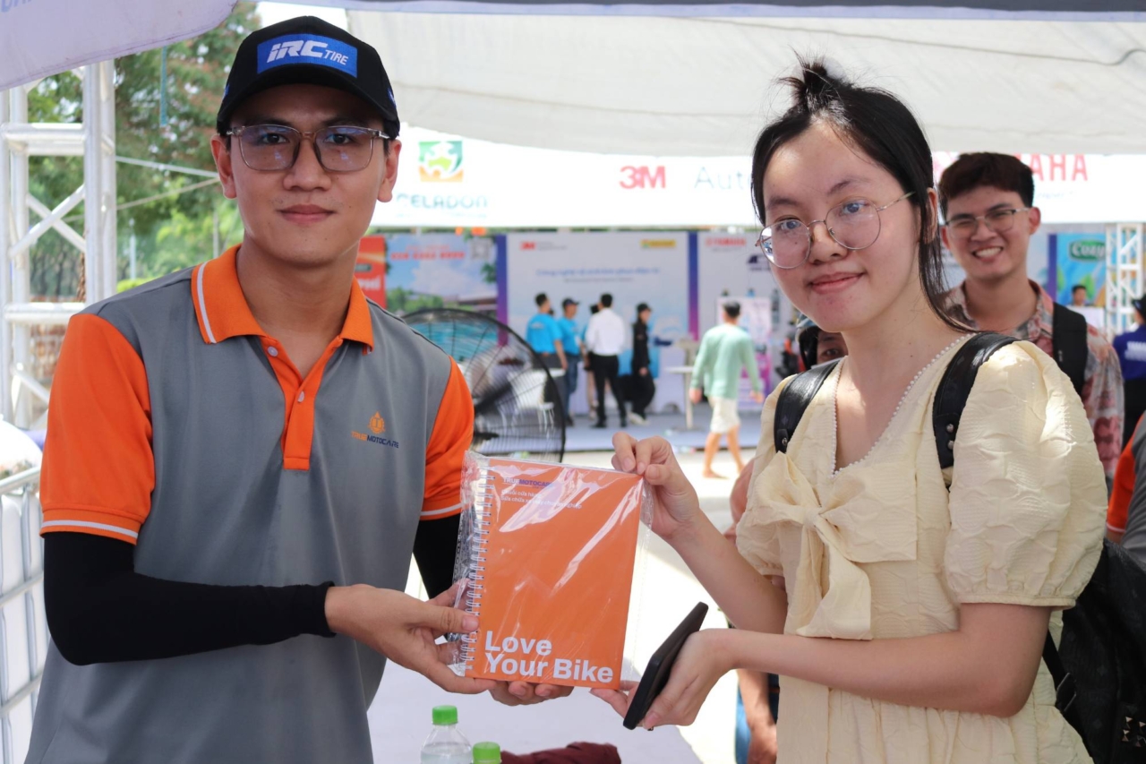 Khách hàng bốc thăm nhận quà