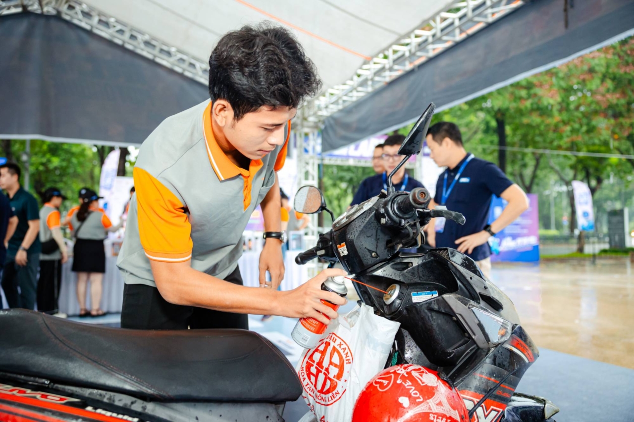 Kỹ thuật viên bảo dưỡng xe miễn phí